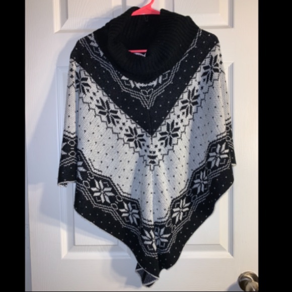 Candie's Jackets & Blazers - NWOT Candie’s winter Poncho